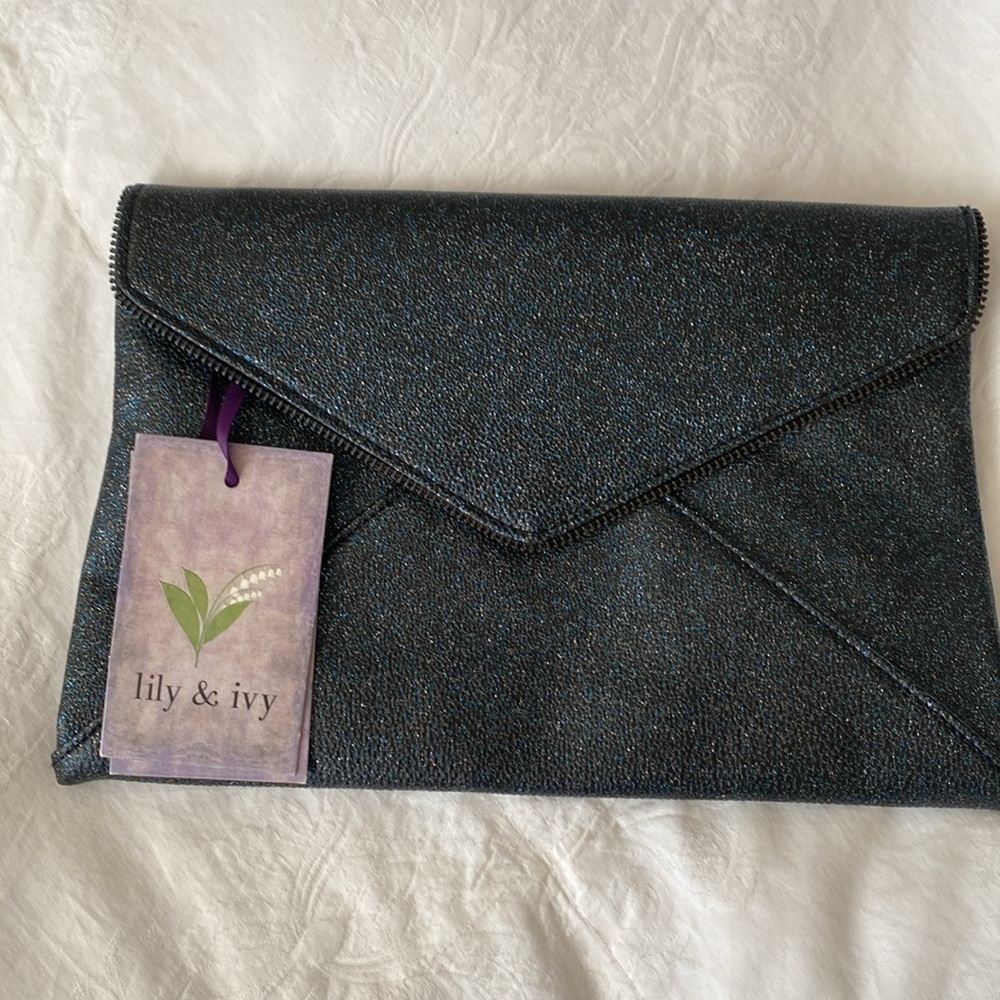 Super cute Navy sparkled clutch. Perfect with dark denim or whatever you like🤩